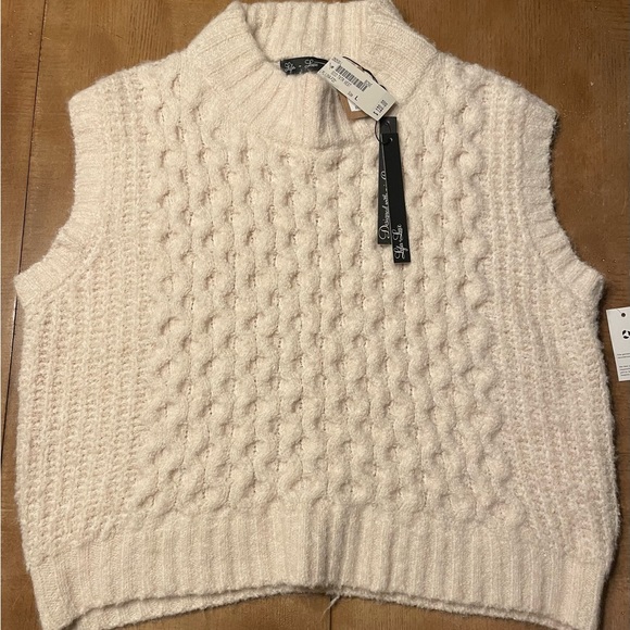 Lyla + Luxe NWT sleeveless sweater. Color cream. Size L - Picture 2 of 10